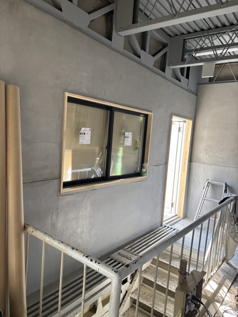 岸和田市で窓取り付けました