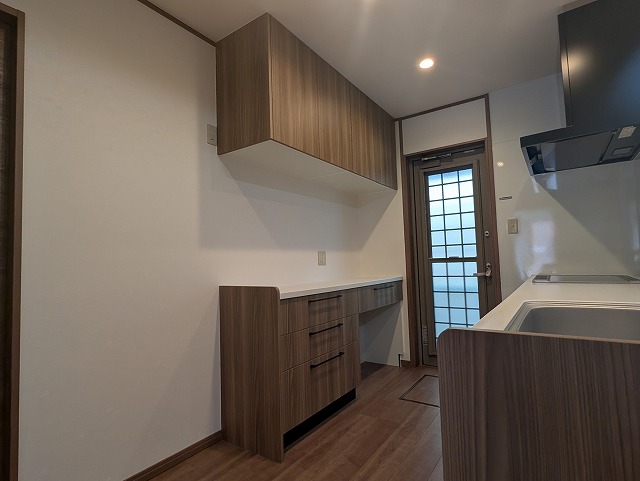 岸和田市キッチン収納棚、吊戸棚