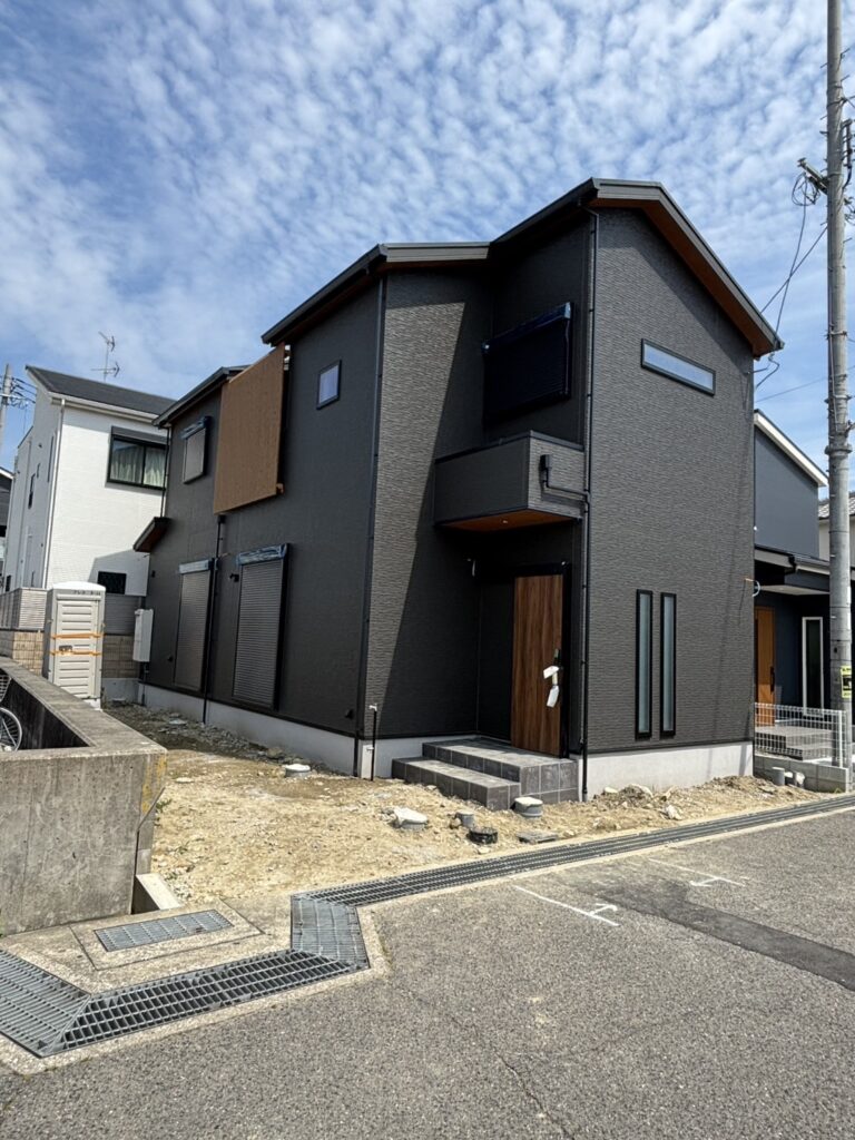 高石市ブラックを基調とした外壁