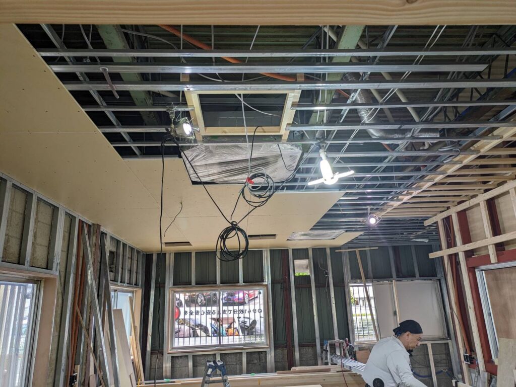 泉大津市で天井には石膏緒ボードを張りました