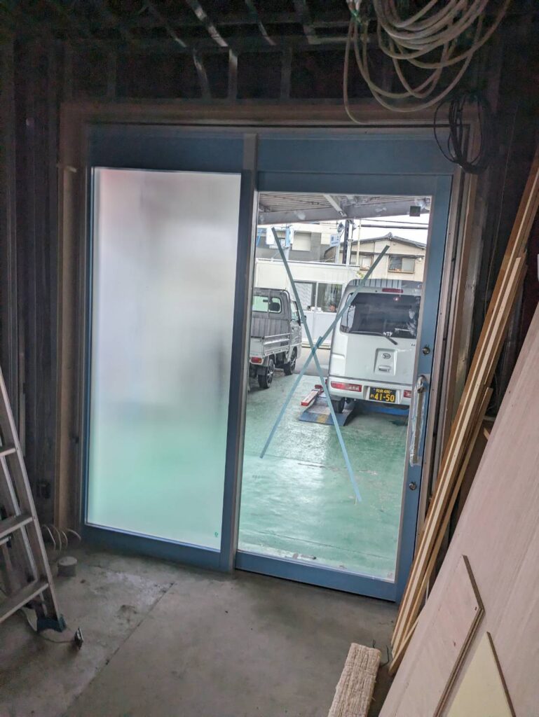 泉大津市の工場でアルミの引き戸を入替えました
