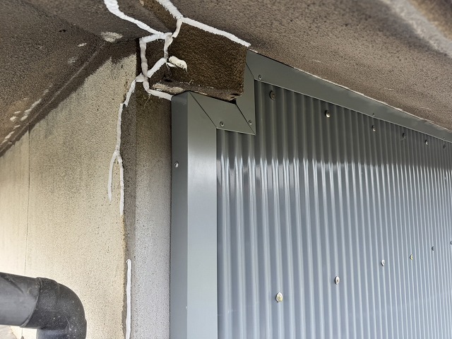 貝塚市鉄板波板で外壁の崩落をカバーします
