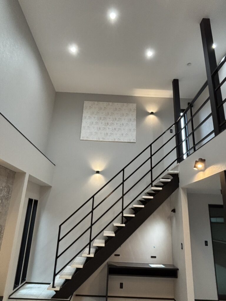 泉佐野市吹き抜け室内に階段