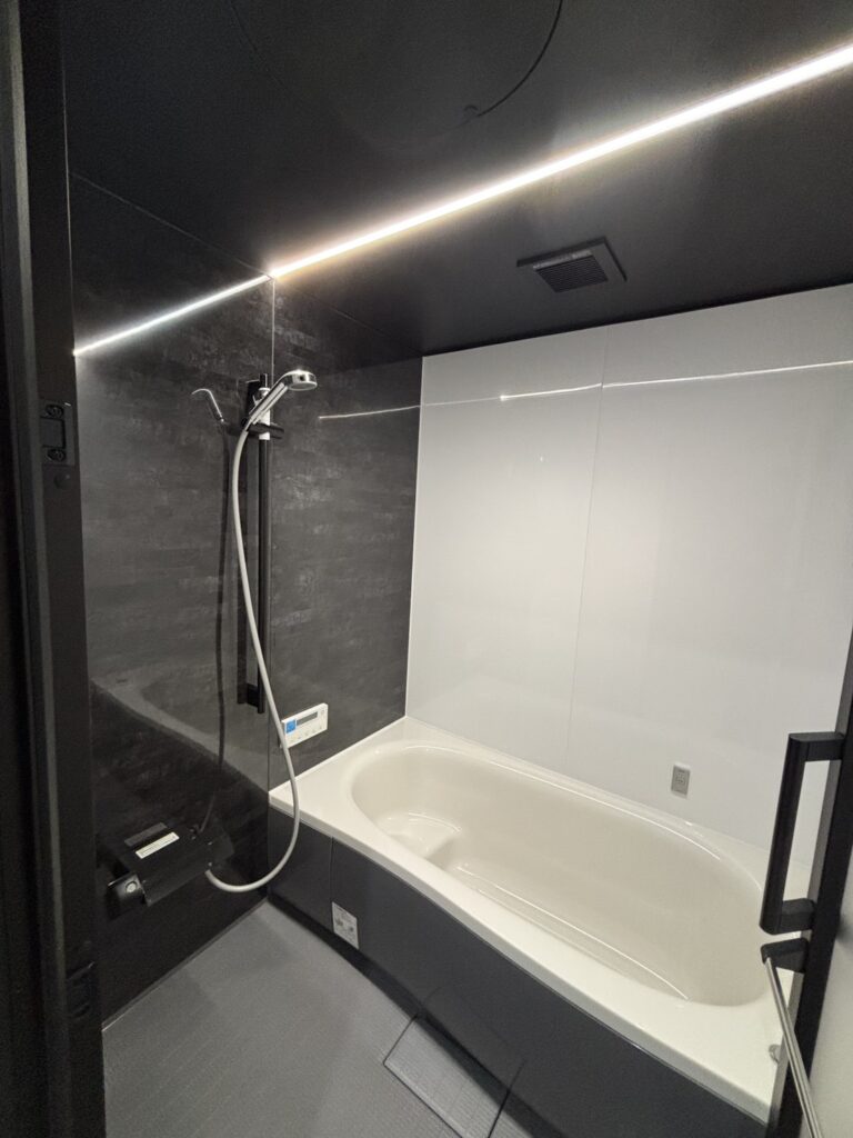 泉佐野市新築工事、モノクロの浴室