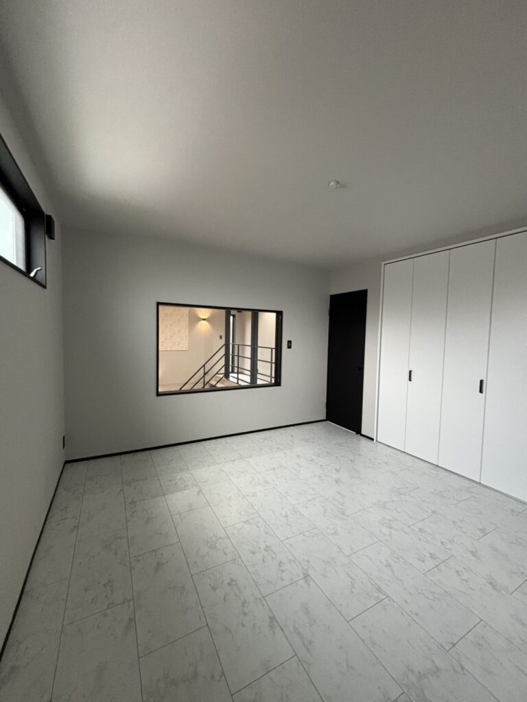 泉佐野市で白と黒を使った寝室