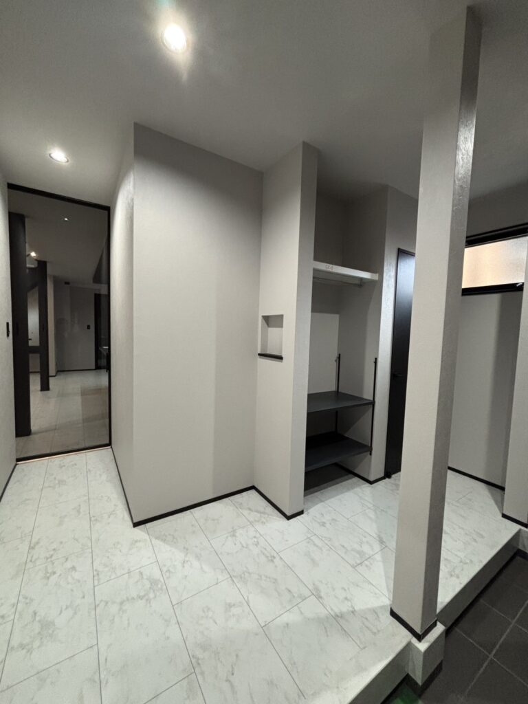 泉佐野市、おしゃれなモノトーンの玄関