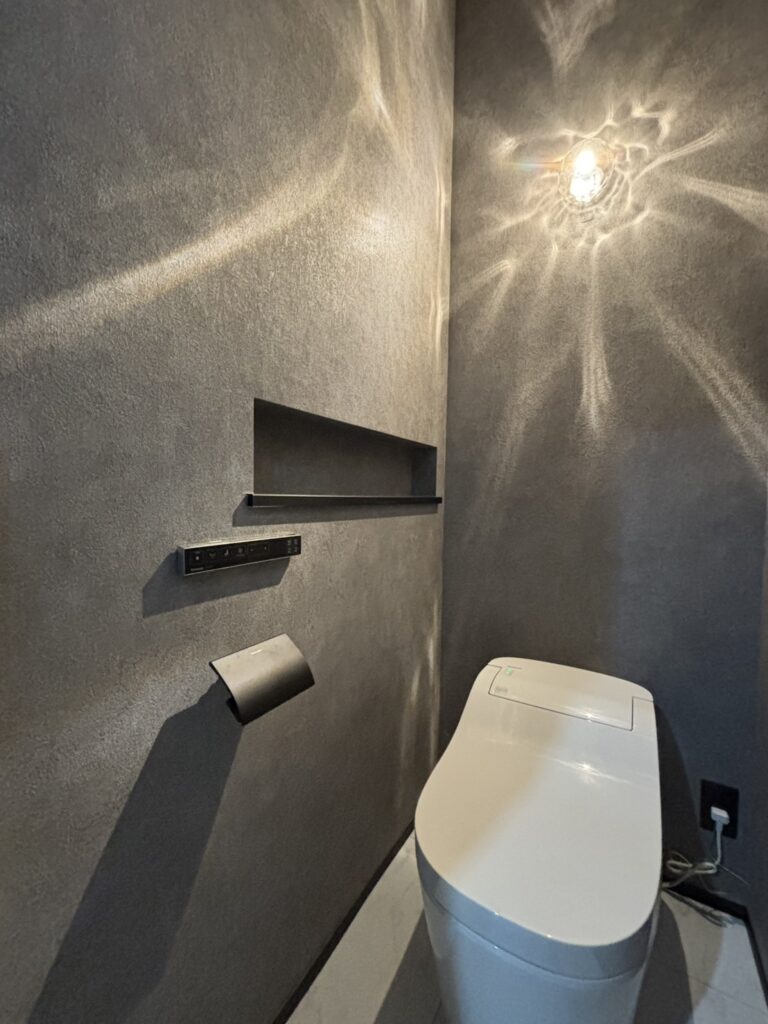 泉佐野市でグレー×ブラックのトイレ