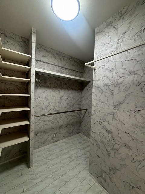 和泉市で大理石調のクロスを使ったウォークインクローゼット