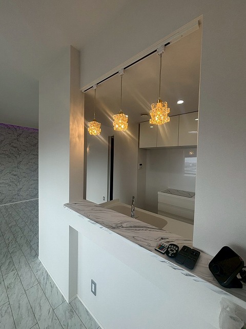 和泉市のキッチンにペンダントライトを取り付けました